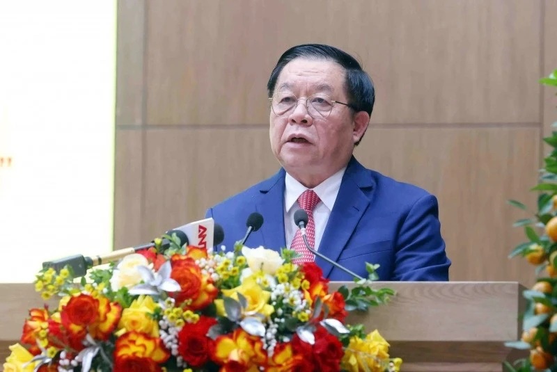 Các đồng chí lãnh đạo và các đại biểu tham quan triển lãm sách của Tổng Bí thư Tô Lâm.